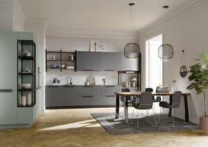 Eine offene Altbau‑Wohnküche mit Eckverbau in Mintgrün und Anthrazit von ALPHAOMEGA.