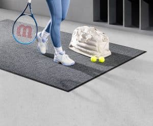 Schmutzfangmatte von CWS im Umkleidebereich eines Tennisplatz.