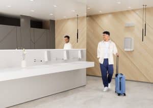 Waschraum mit Ausstattung aus der CWS PureLine: Seifen-, Handtuch- und Raumduftspender.