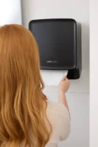 CWS Hygiene präsentiert den Papierspender PureLine Eco Black in schwarz aus recycelten Kunststoffen.
