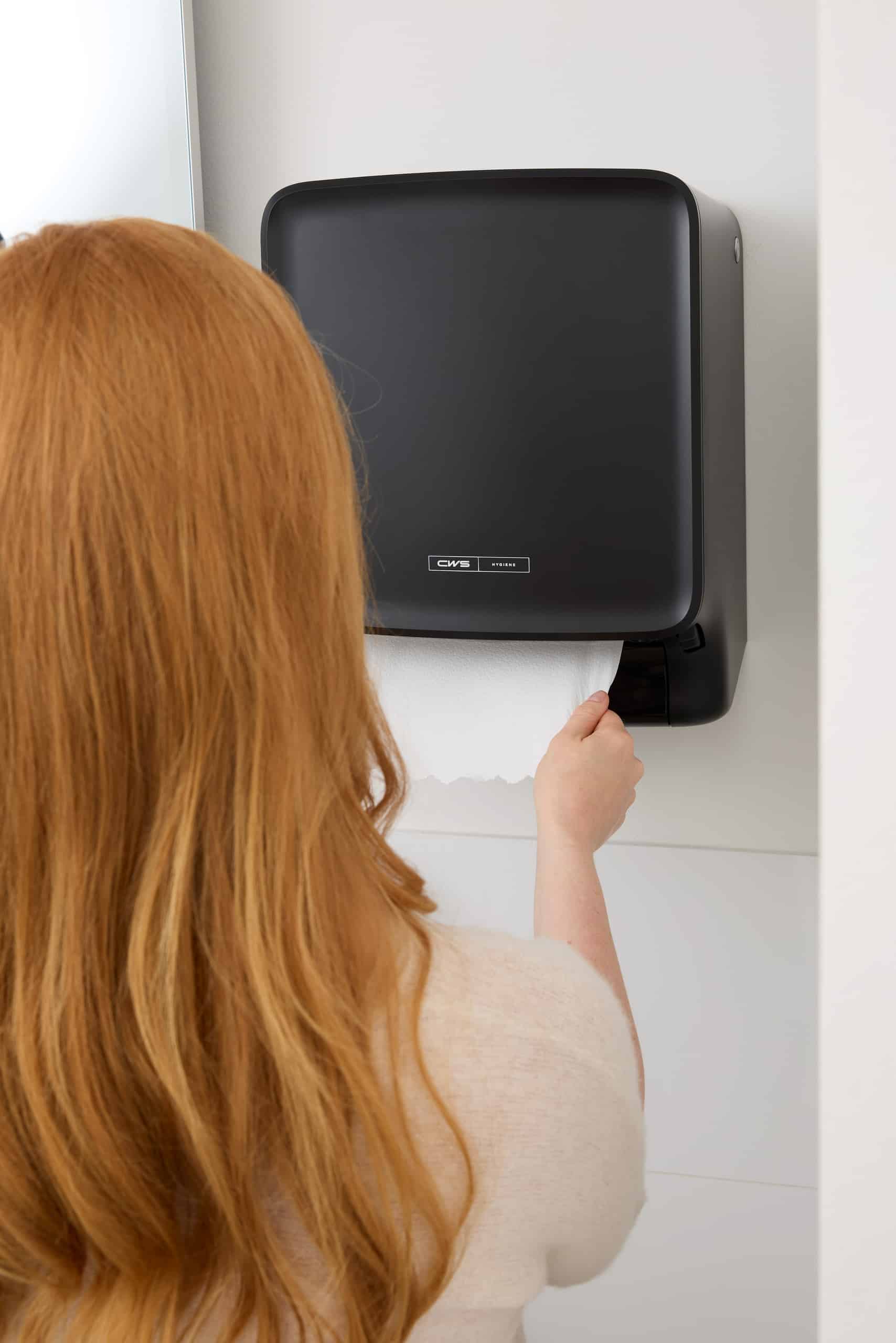 CWS Hygiene präsentiert den Papierspender PureLine Eco Black in schwarz aus recycelten Kunststoffen.