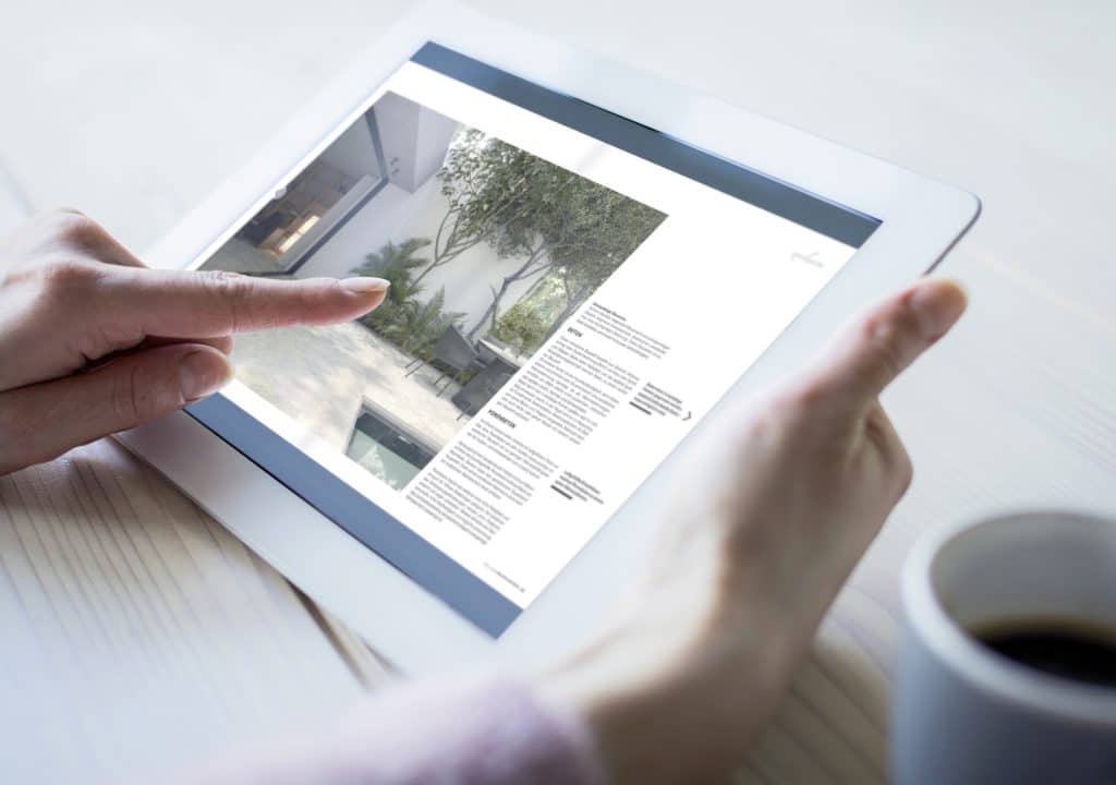 Digitles Magazin wird am mobilen Endgerät - hier ein Tablet - gelesen.