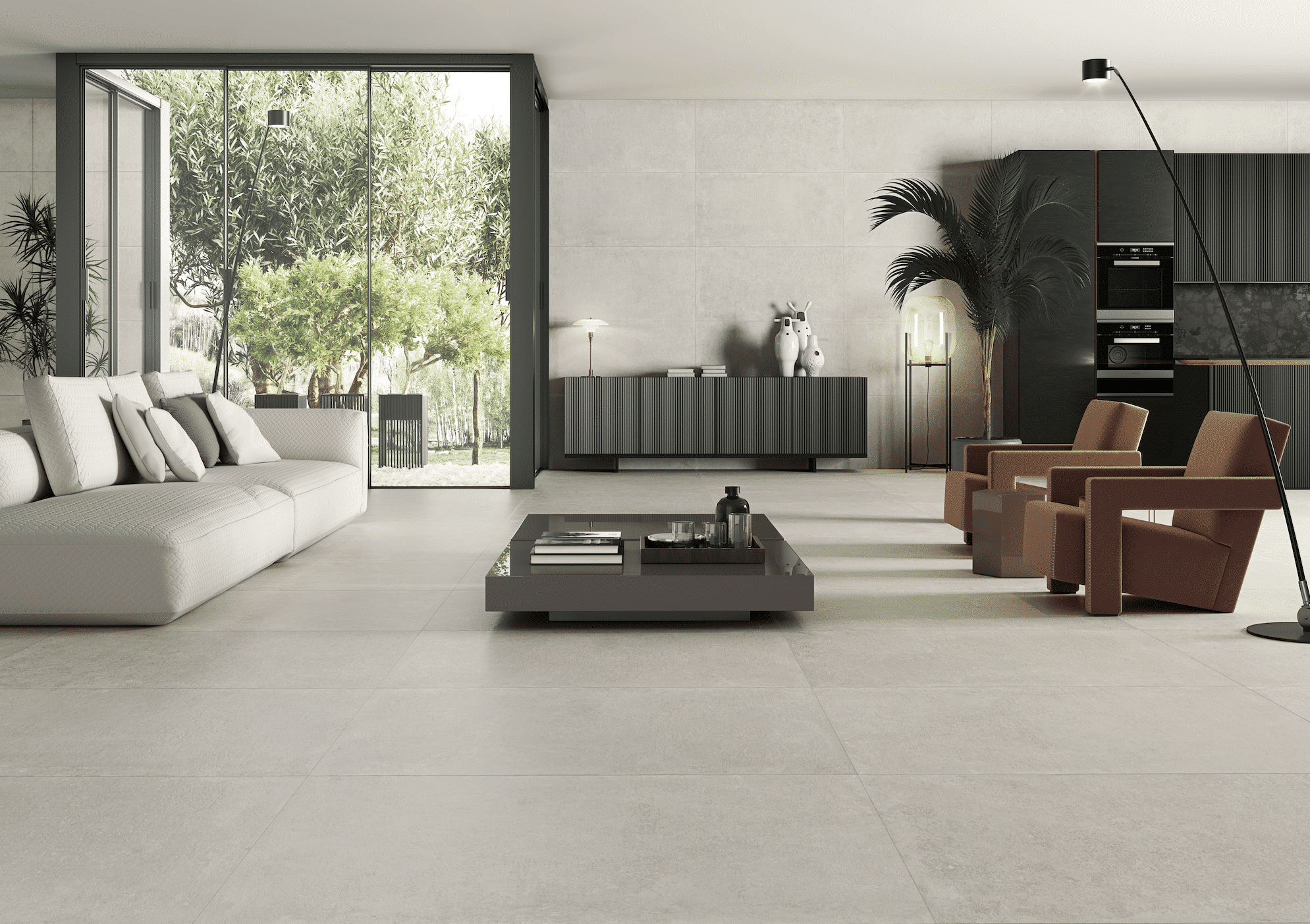Fliesendorf zeigt ein gefliestes Wohnzimmer mit einer hellen Couch und braunen Ledersesseln, einer schwarzen Kommode und mit Zugang zur Terrasse.