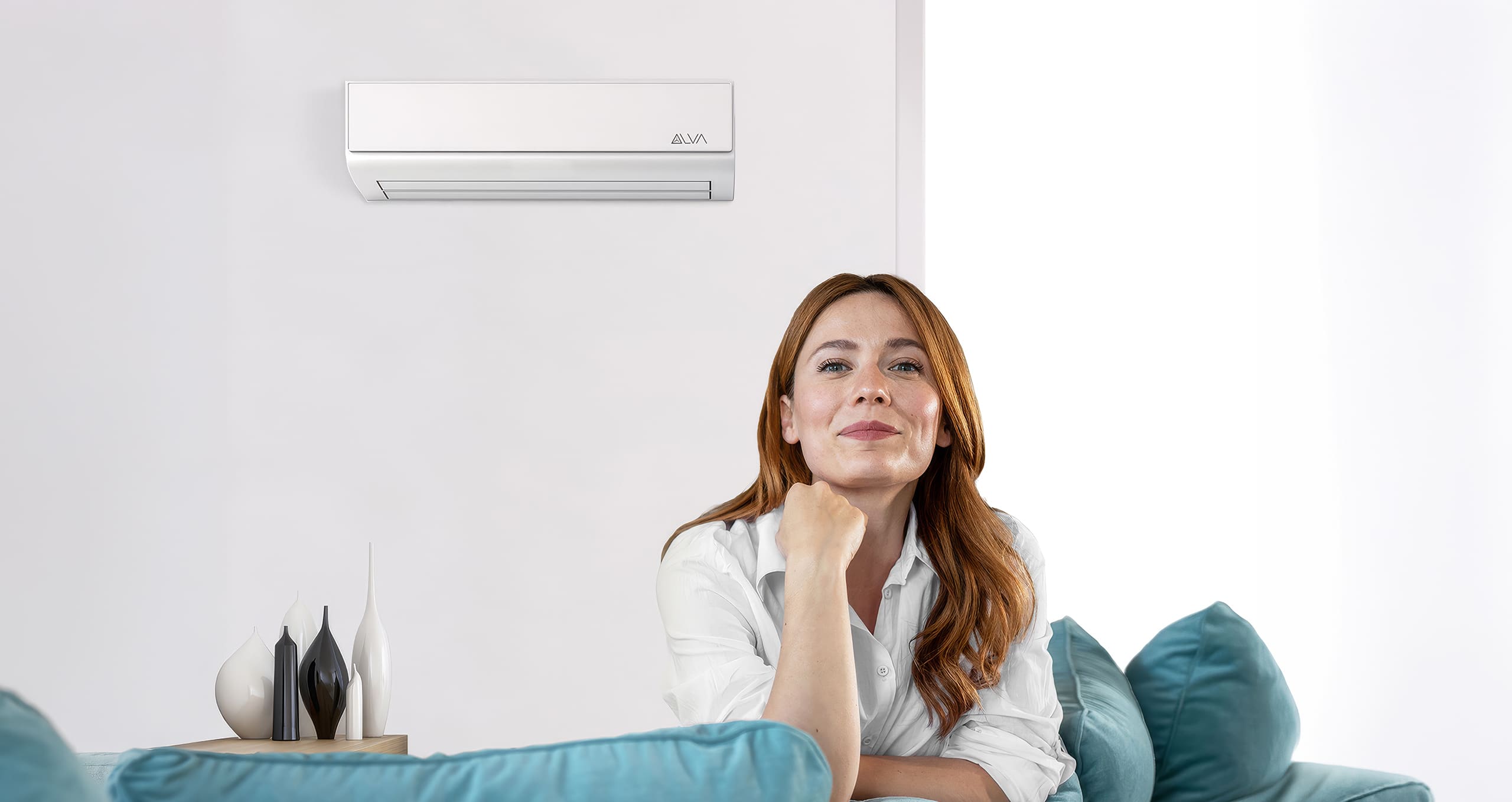Eine Frau genießt das angenehm temperierte Wohnzimmer mit einer Klimaanlage von ALVA, die kühlen und heizen kann.