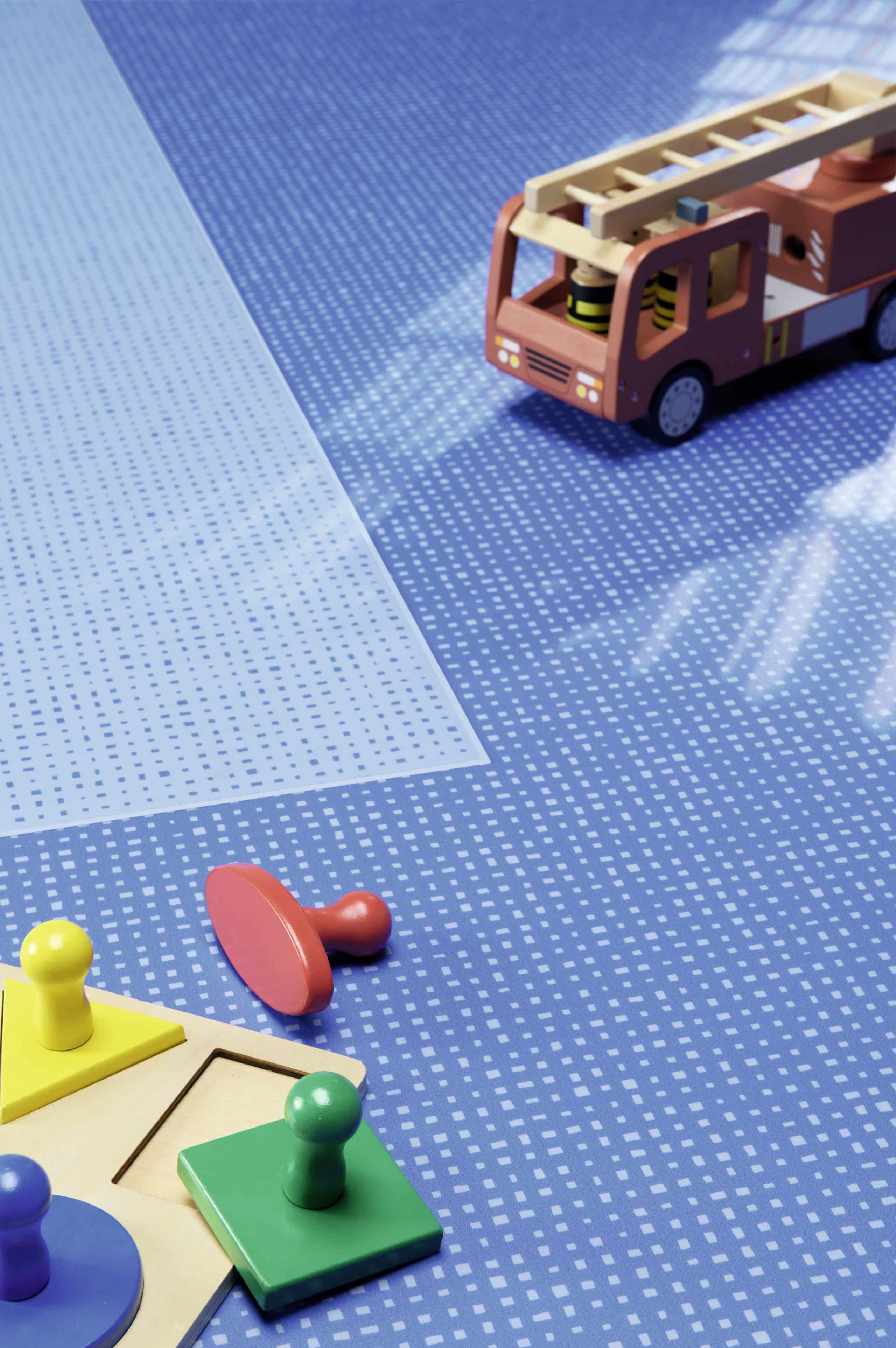 Gerflor präsentiert einen Bodenbelag in einem Kinderzimmer in Blautönen.