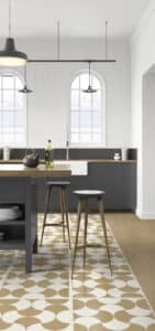 Gerflor zeigt zwei Design-Bodenbeläge in Holzoptik und mit Retromuster in einer modernen Küche.