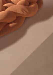 Gerflor zeigt einen hellbraun und dunkelbraun melierten Linoleum-Bodenbelag auf dem ein großes Sitzkissen liegt.