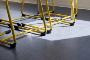 Gerflor zeigt einen grau melierten Linoleum-Bodenbelag in einem Bürogebäude.