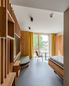 Gerflor zeigt einen Wohnraum in einem Wohnheim mit grauem Linoleum Bodenbelag und großflächigen Ablageflächen.