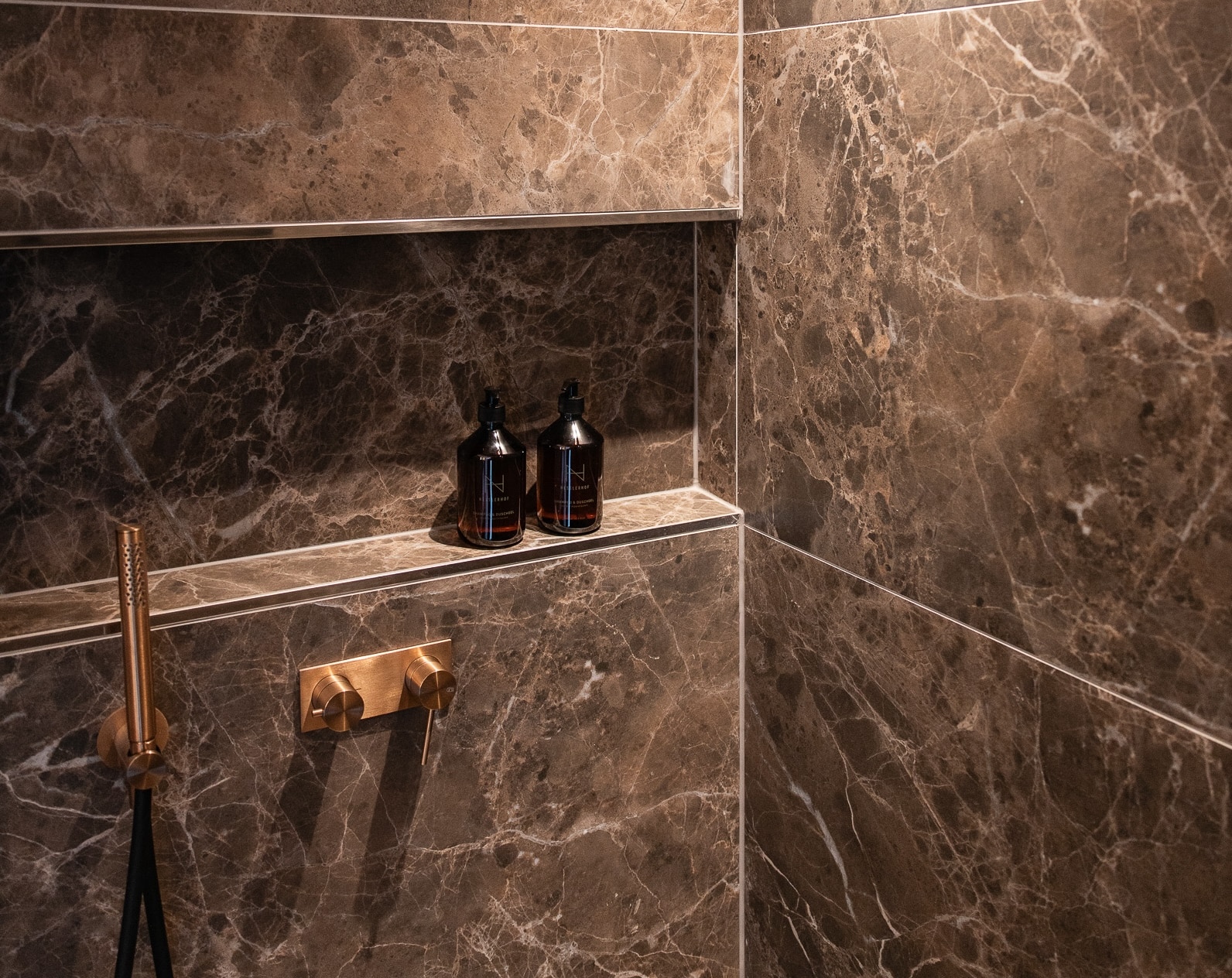 Dusche mit eleganter Armatur von GESSI.