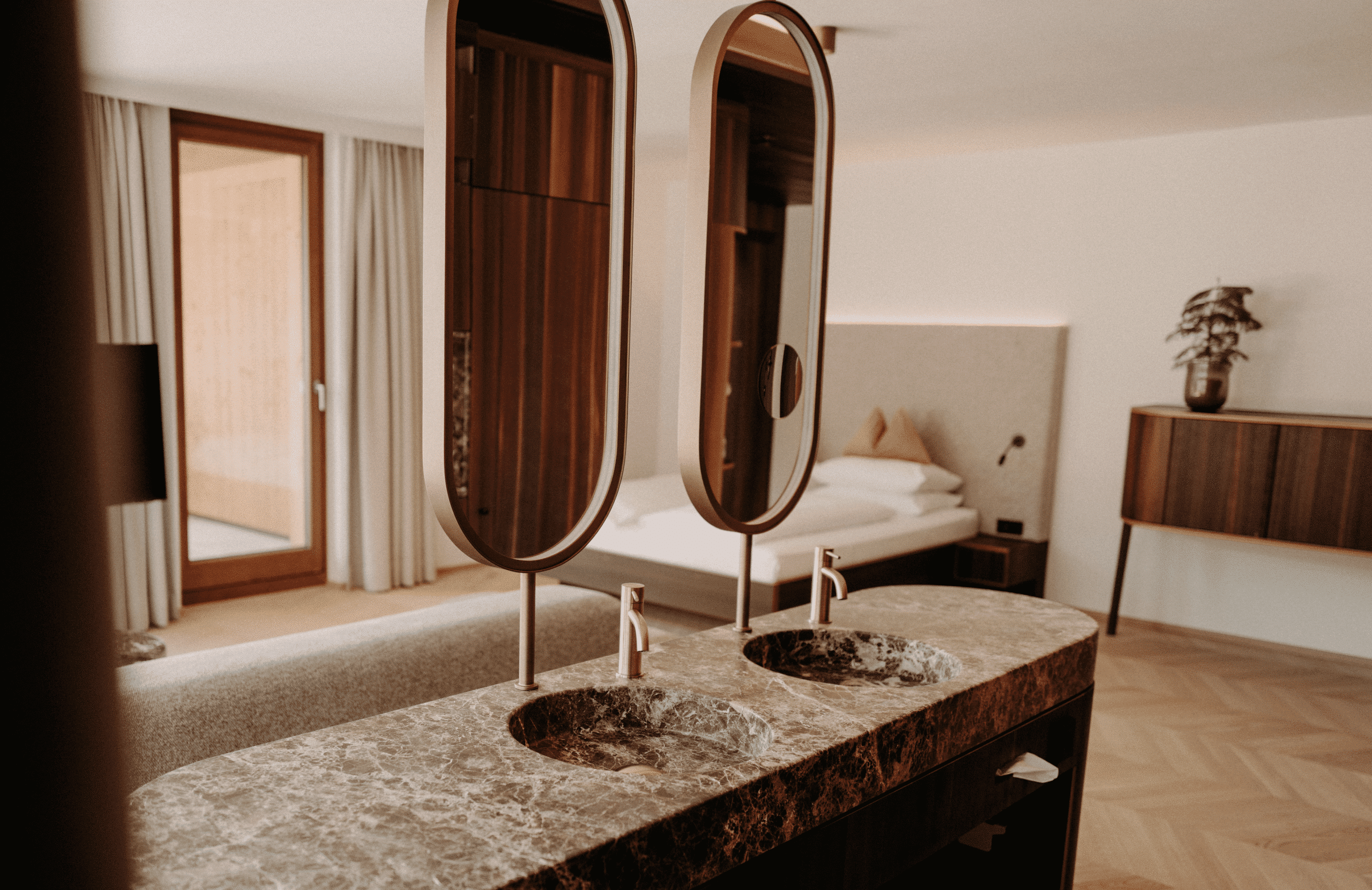 Hotelzimmer im Nesslerhof mit offenem Bad mit Armaturen von GESSI.
