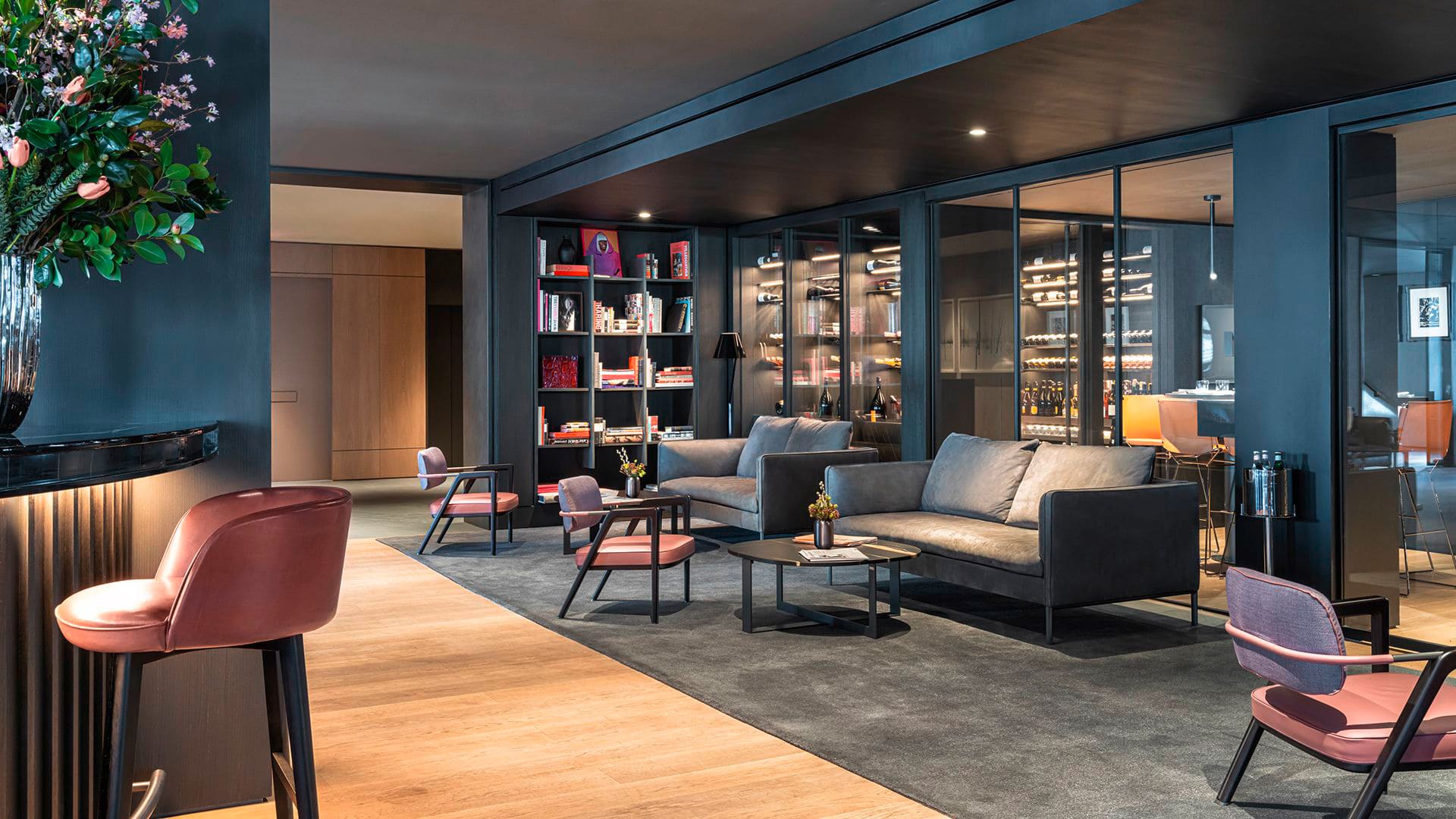 Gessi zeigt einen Sitzbereich mit Bibliothek und Weinregalen im CORE: New York.