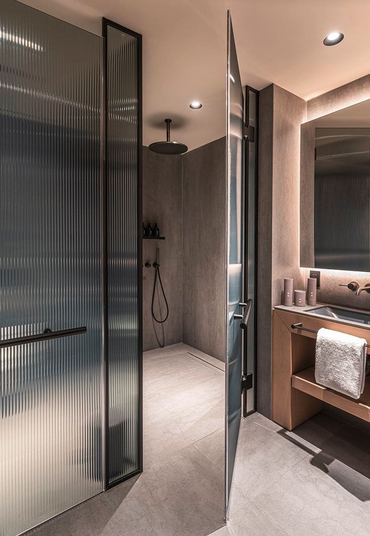 Gessi präsentiert ein Badezimmer im CORE: New York mit Dusch- und Waschtischarmaturen aus der Kollektion Inciso.