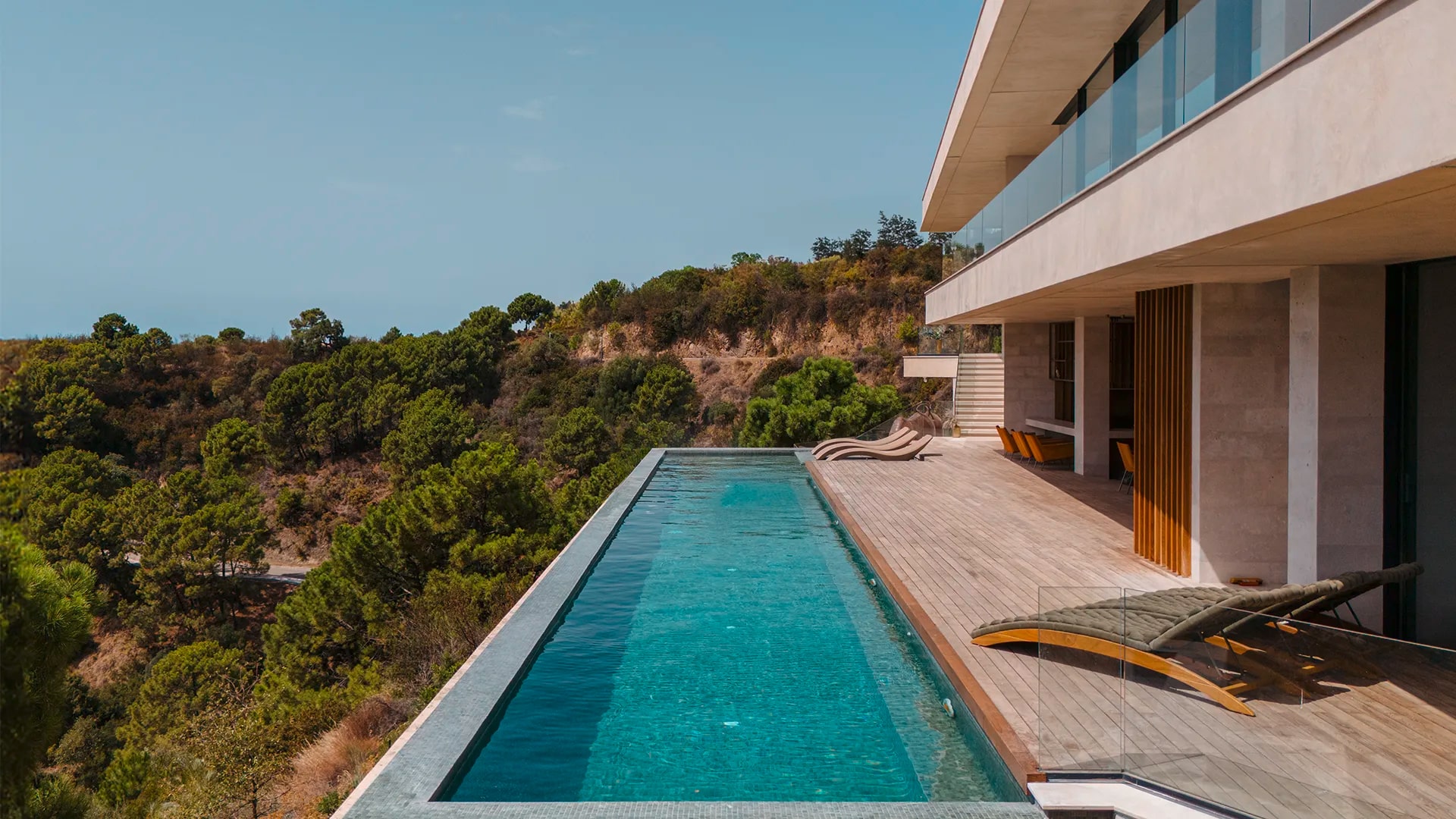 Gessi zeigt den großen Pool mit toller Sonnenterrasse und Liegen in der Casa Cuiabá.