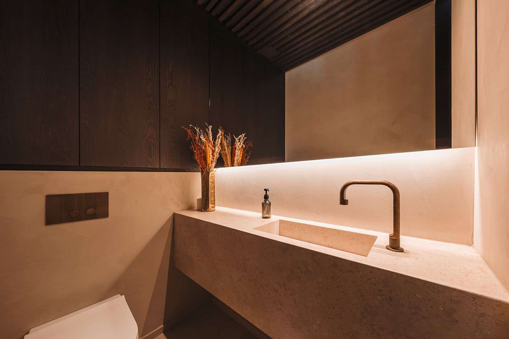 Gessi zeigt das Gäste-WC mit Drückerplatte und Waschtischarmatur aus der Serie Inciso.