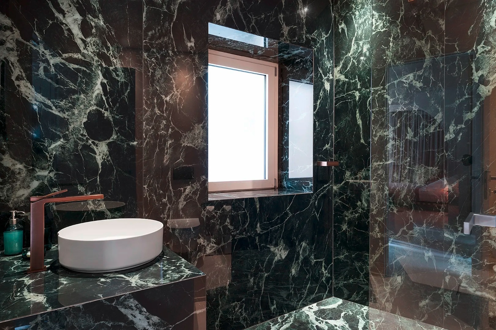 Gessi präsentiert einen Waschtisch mit Armaturen aus der Serie Rettangolo K in einem Bad der Taormina Infinity Suites.