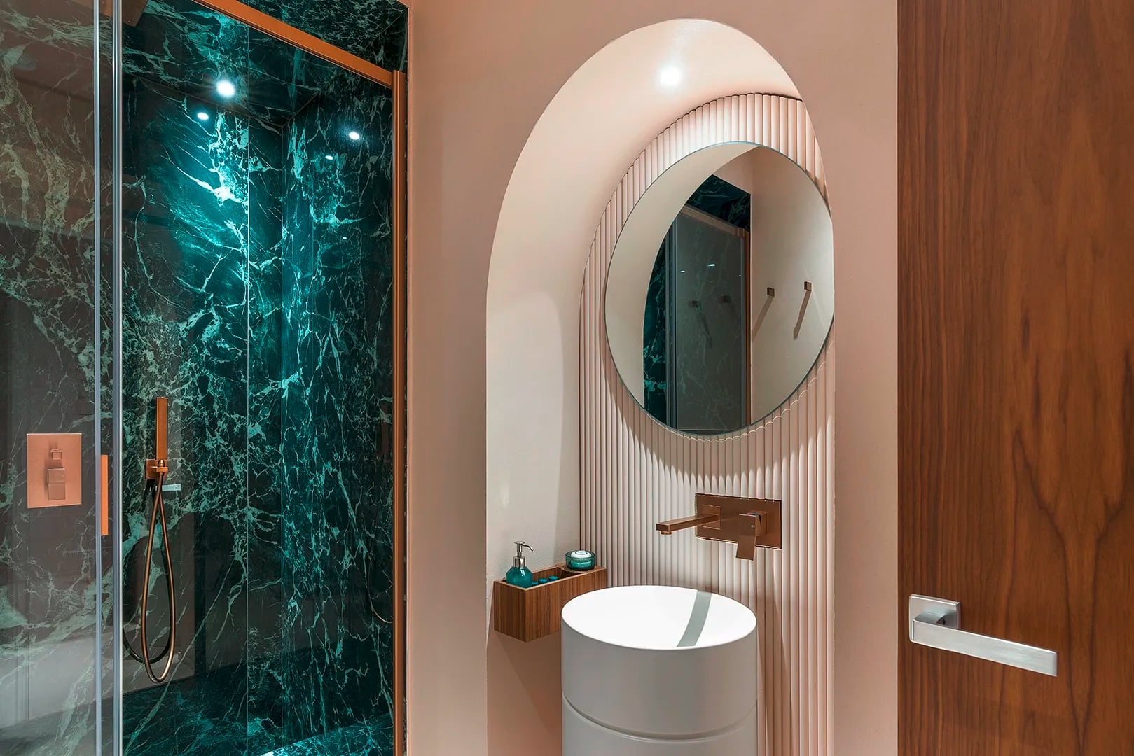 Gessi präsentiert ein Bad mit Dusche und Waschtisch mit Armaturen aus der Serie Rettangolo K in den Taormina Infinity Suites.