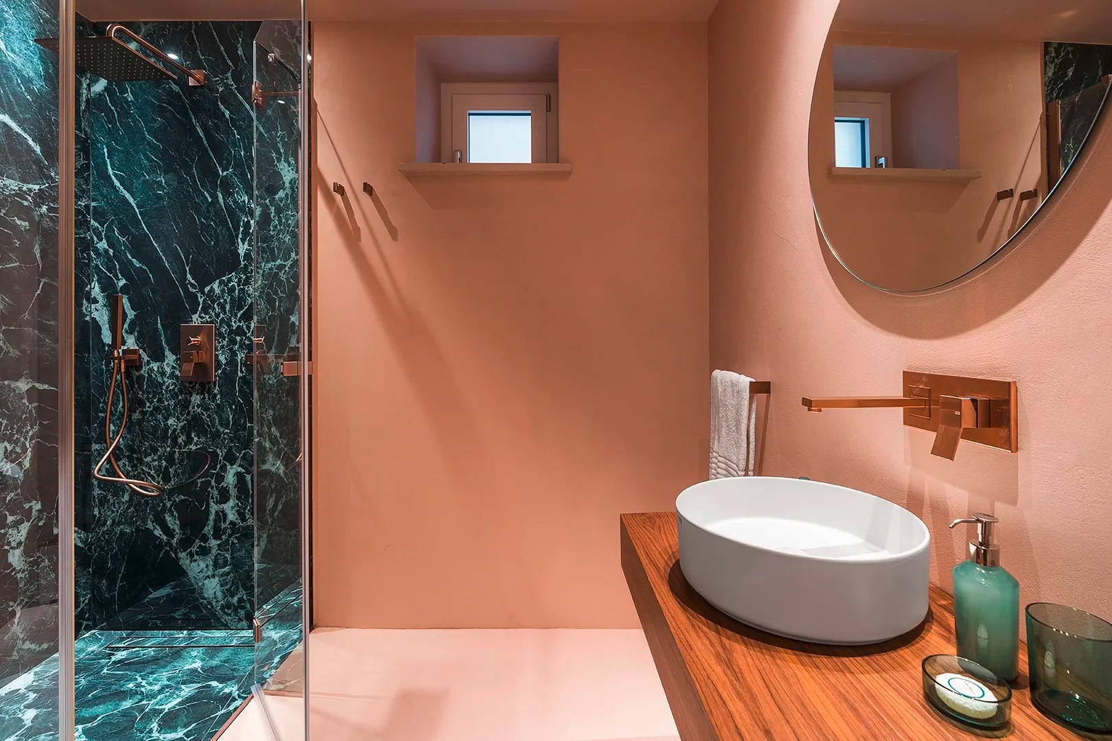 Gessi präsentiert ein Badezimmer mit Waschtisch und Dusche mit Armaturen aus der Serie Rettangolo K in den Taormina Infinity Suites.