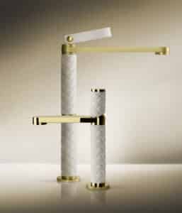 Gessi präsentiert einen luxuriösen Wasserhahn in Gold und Weiß mit Gitterstruktur in zwei verschiedenen Größen.