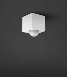 Ein weißer, deckenmontierter Cube Bewegungs‑Sensor/Melder zur automatischen Erfassung von Bewegung und Steuerung von Licht oder Funktionen im Raum - von Gira.