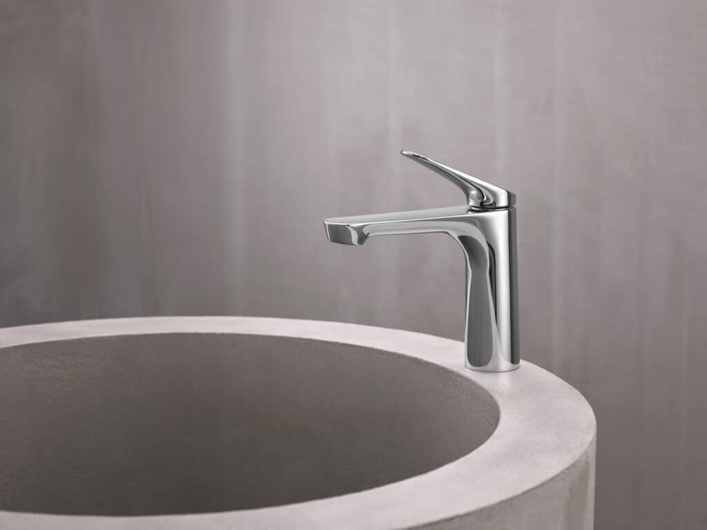 Hansa präsentiert eine elegante Armatur in silber mit obenliegendem Hebel, am Beckenrand montiert.