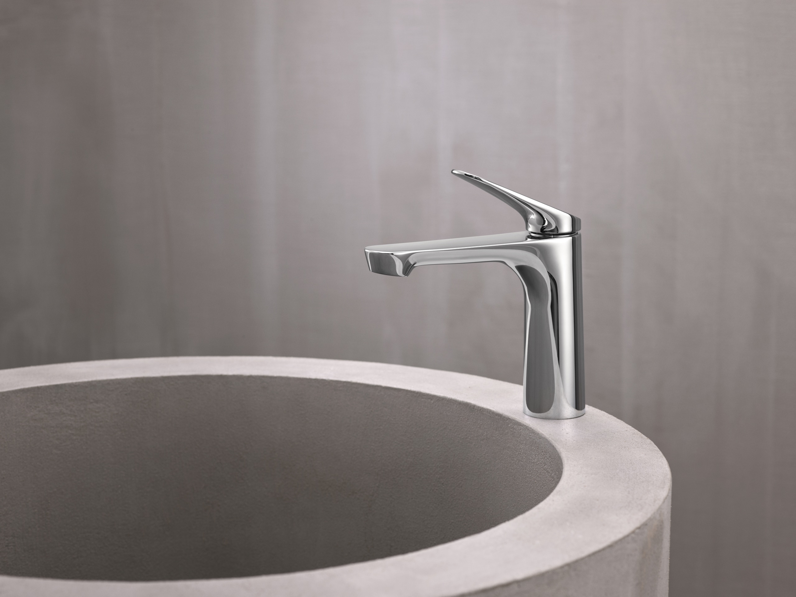 Hansa präsentiert eine elegante Armatur in silber mit obenliegendem Hebel, am Beckenrand montiert.