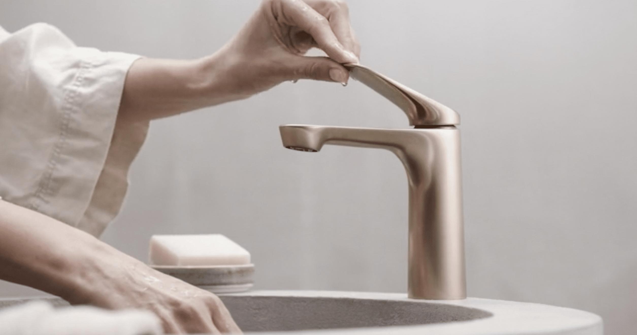 Hansa präsentiert einen eleganten Wasserhahn aus der neuen Serie HANSAGENESIS in bonze.