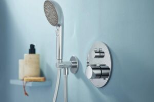 HANSA zeigt das Fertigset HANSA EASYTHERM für zwei Abgänge in chrom.