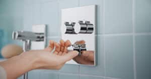 HANSA zeigt die Bedienung der Easymix Armatur in chrom mit drei Drehreglern.