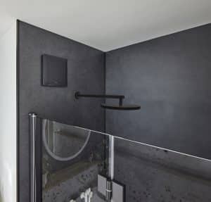 Die Designlinie +black präsentiert ELS von Helios in einem neuen, eleganten Look – ideal für dunkel gestaltete Bäder oder zum Setzen schwarzer Akzente - wie hier mit einer Duschnische mit Regendusche in Mattschwarz mit passenden Wänden in Anthrazit.