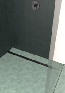 Hutter & Lechner zeigt eine eingebaute schwarze flächenbündige Duschrinne mit Schlitzablauf.