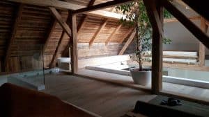 Dachgeschoß eines Hauses mit Galerie und Nurglasgeländer von Glaserei Hohl.