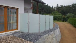 Terrasse mit Wind- und Sichtschutz im Stil eines Falt-Paravan aus satiniertem Glas von Glaserei Hohl.