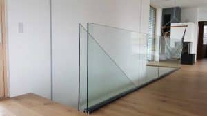 Innentreppe mit Nurglasgeländer von Glaserei Hohl.