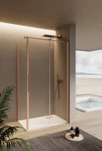 Ein Badezimmer mit gemauerter Duschnische zweiseitiger Verglasung, Glastür, rose-goldenen Rahmenprofilen, Türgriff, Regendusche, Handbrause und Armatur, davor ein Tablett mit Pflegeprodukten und im Hintergrund ein Whirlpool mit Blick auf den Strand von Disenia.