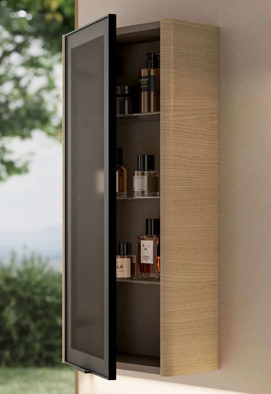 Ein Badezimmerhängeschrank mit Rauchglas und Aussenrahmen aus hellem Holz von Idea Group.