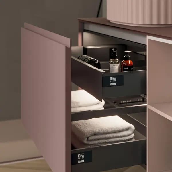 Ein Badezimmer‑Unterschrank in warmem Taupe mit geöffnetem Auszug von Idea Group.