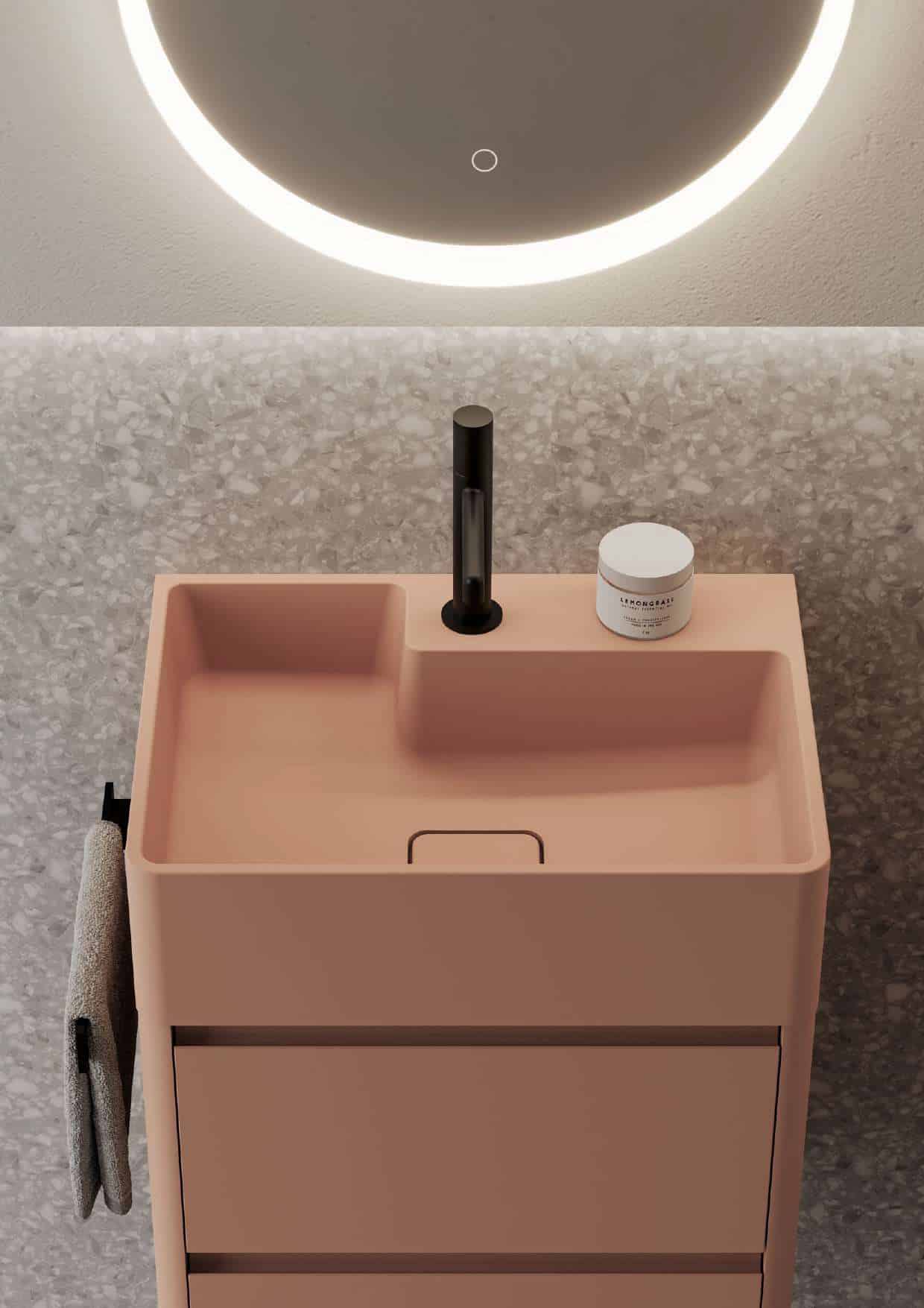 Ein Badezimmer‑Waschtisch mit Waschbecken und Schubladen aus einem Guss in Apricot darüber ein smarter beleuchteter Spiegel von Idea Group.