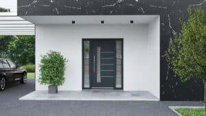 Eine moderne Inotherm-Haustür in Anthrazit mit vertikalem Edelstahl-Stoßgriff und schmalen Seitenlichtfeldern aus satiniertem Glas, eingebettet in eine elegante marmorierte Natursteinfassade mit hellen Beige- und Grautönen, flankiert von einer seitlichen Wandleuchte und einem Betonplatten-Vorplatz.