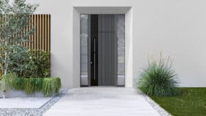 Eine moderne Inotherm-Haustür in Übergröße, anthrazit mit horizontalen Glasstreifen aus satiniertem Glas und schmalem Seitenlichtfeldern, integriert in eine minimalistische weiße Villa mit Holzfassadenelement und tropischer Bepflanzung.