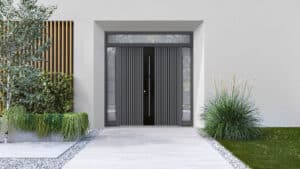 Eine zweiflügelige Inotherm-Haustür in Anthrazit mit Sprossendesign, beidseitigen Seitenlichtfeldern und Oberlicht aus satiniertem Glas, die einen eleganten Eingangsbereich mit symmetrischer Gestaltung und schwarzen Akzenten bildet.