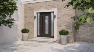 Eine moderne Inotherm-Haustür in Dunkelbraun mit zentralem Glaselement aus satiniertem Glas und beidseitigen Seitenlichtfeldern mit horizontalen Unterteilungen, eingerahmt von einem weißen Gewände in einer Naturstein-Verblenderfassade, flankiert von schwarzen Wandleuchten und Buchsbaumkugeln in Betonkübeln auf einer Eingangstreppe.