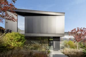 Ein moderner Hauseingang mit Haustüre, Festverglasung mit schwarzem Alu-Rahmen und passenden vertikalen Sprossenelementen im Aussenbereich von Internorm.