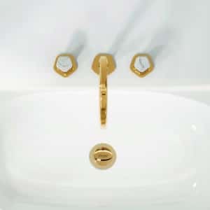 Ein glänzend edelmessing‑farbenes 3‑Loch Waschtisch‑Armaturenset mit Wandmontage und passendem Klickverschluss‑Waschbecken, ergänzt durch Accessoires, Weiß‑Türkis‑Griffe im polygonalen Stil — von Jörger.