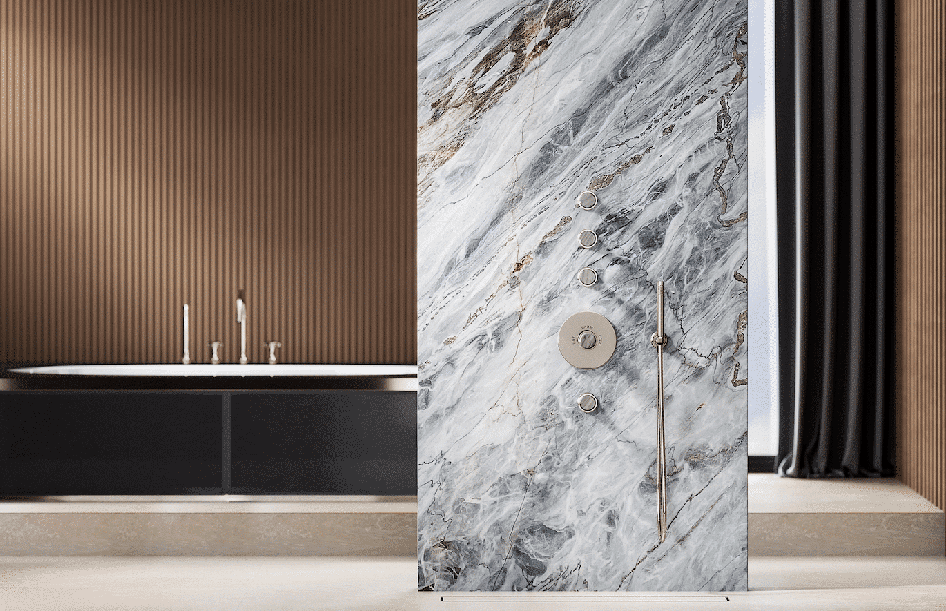 Bildschöne Eleganz von Jörger Design – Im Blickpunkt des Tableaus „Valencia“ in Silbernickel mit Palissandro Blue. Natürlich dekorativ und sehr harmonisch wirkt das luxuriöse Schmuckdesign auf dem schön geäderten blauen Marmor der Duschwand.