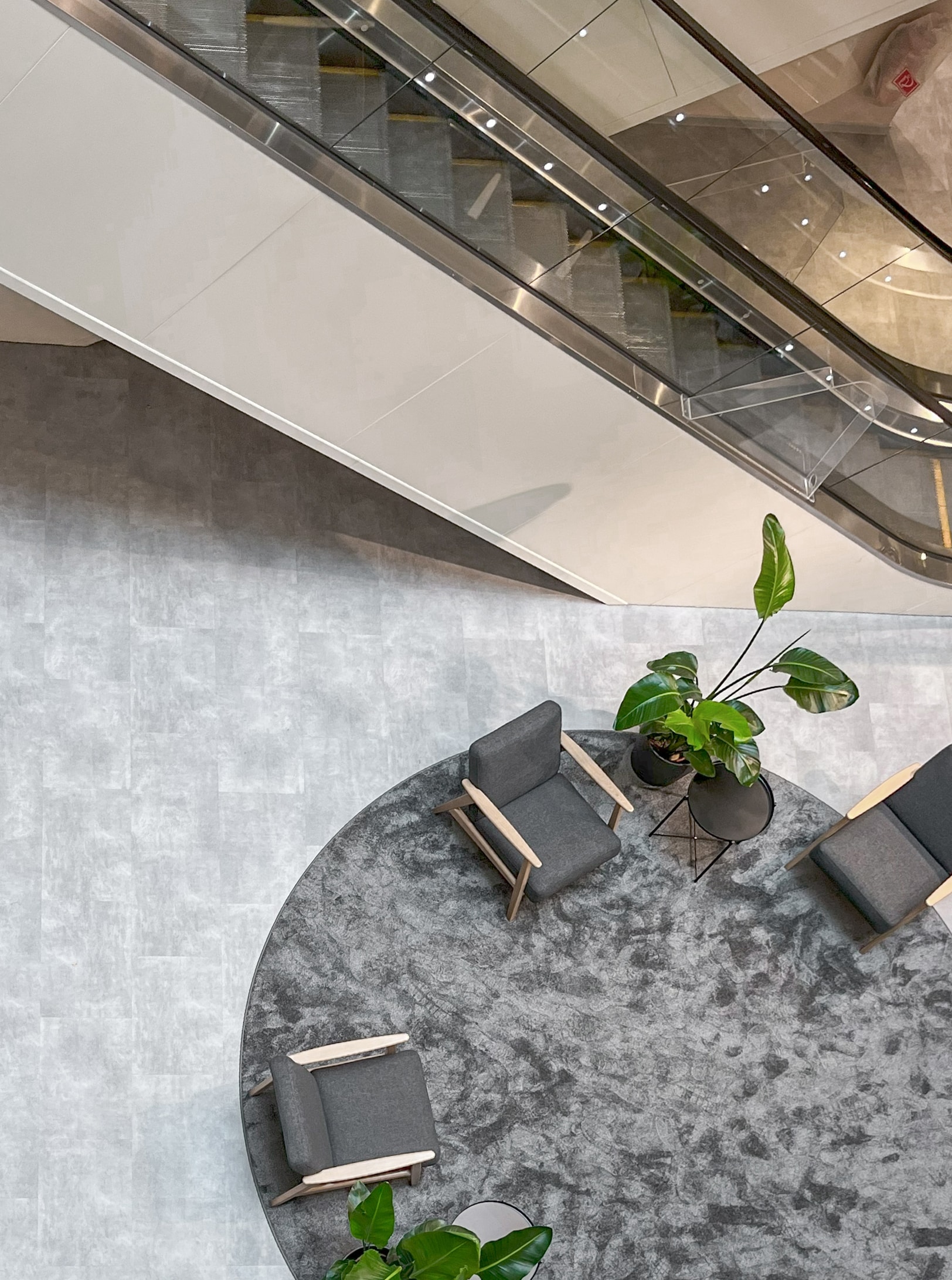 LICO präsentiert einen graumelierten Designboden aus recyceltem Denim Stoff in einer C&A Filiale in Wien.