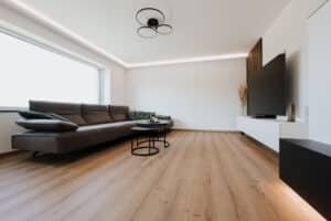 LICO zeigt ein grosses offenes Wohnzimmer mit dem Bodenbelag Natureiche Synchro.