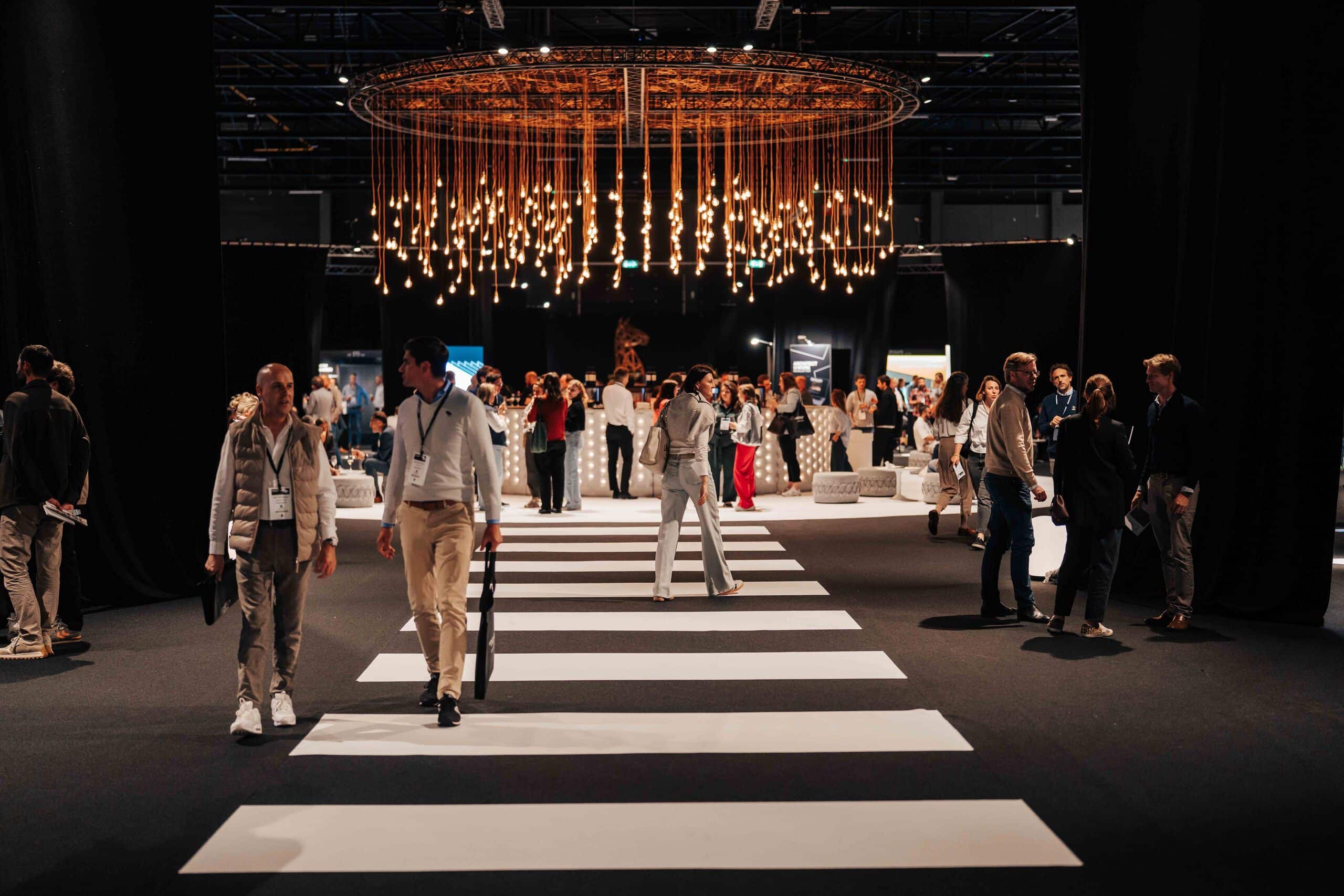Die Messe ARCHITECT@WORK zeigt die Begegnungszone mit Sitzgelegenheiten für Gespräche auf der Messe in Wien 2026.