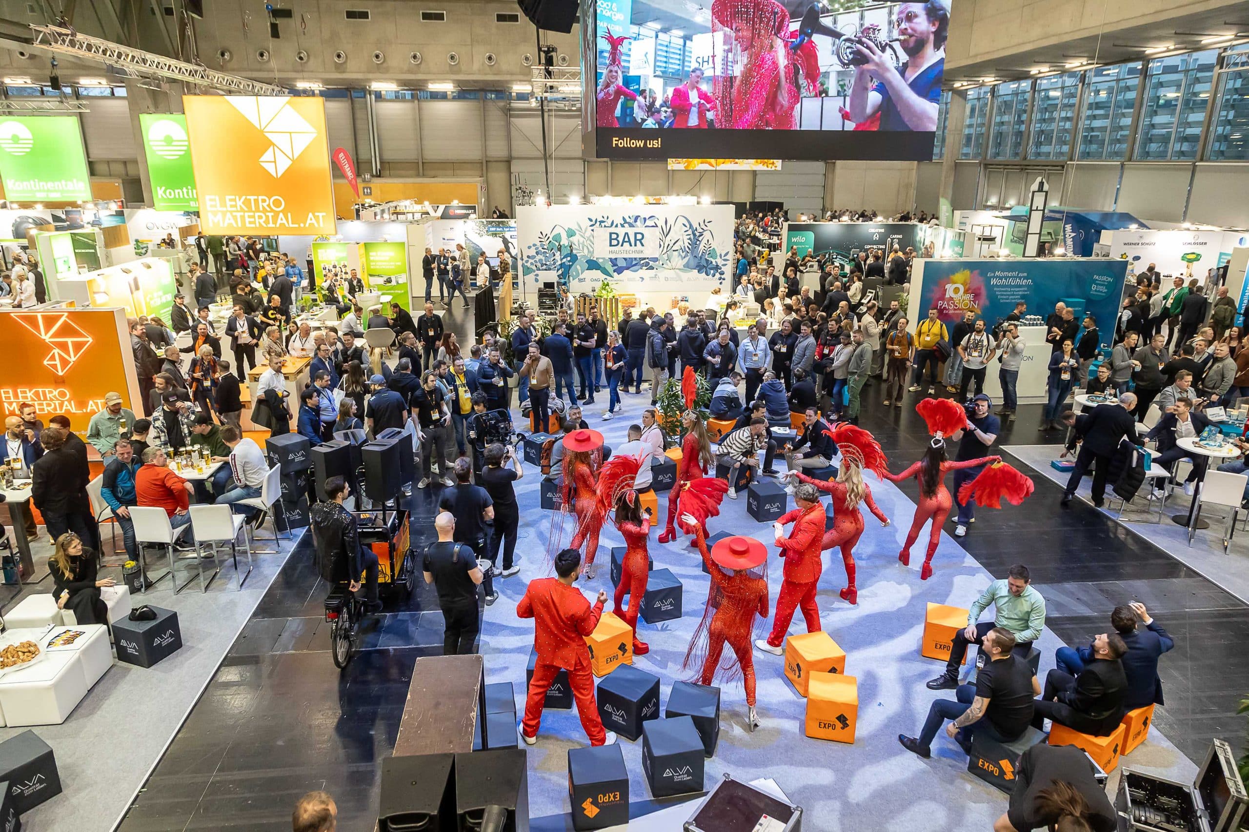 Messehalle der Frauenthal EXPO Messe mit vielen Ausstellern und Besuchern an den Messeständen und ein einer Tanzshow.