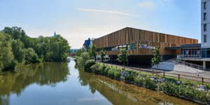 Das Forum der Messe Wieselburg ist ein modernes Messegelände mit Holzfassade gelegen am Fluss der kleinen Erlauf.